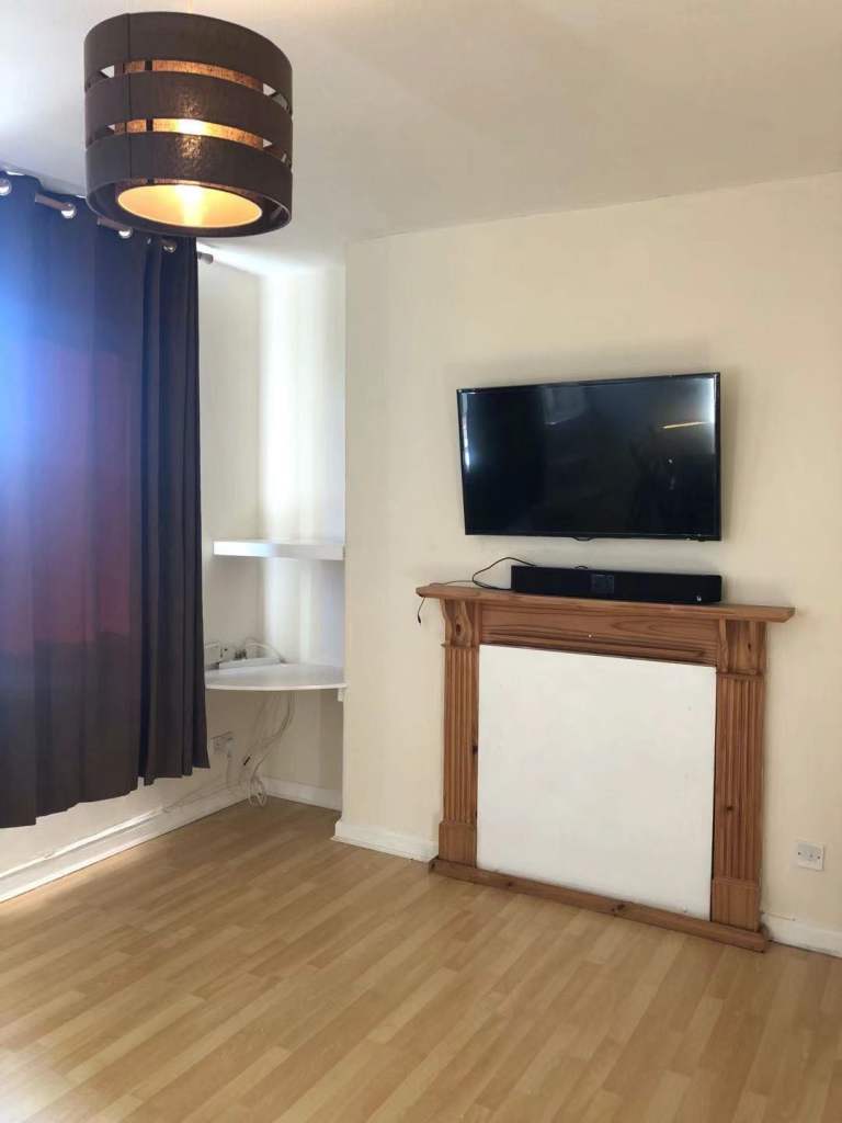 One   2 double bedrooms flat on 2nd floor with amazing sea views.