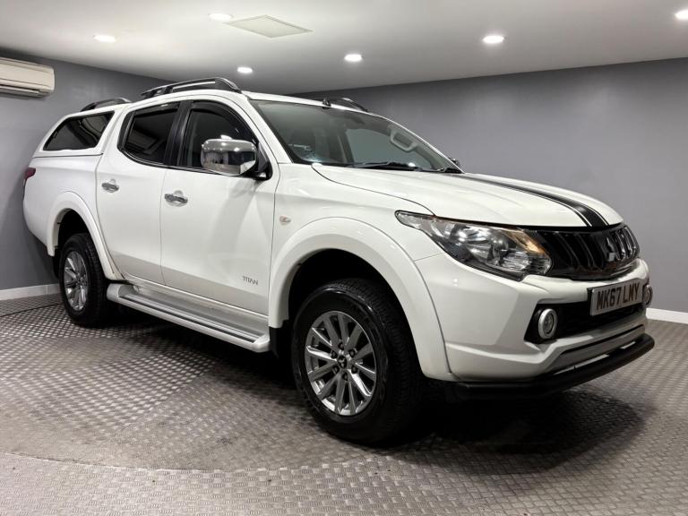 Mitsubishi L200 2.4 DI-D DC Titan Pickup Double Cab 4dr Diesel Manual 4WD Euro 6 (178 ps) Diesel ...