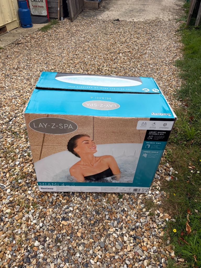 Lazy Spa Miami Hot Tub - 2 Weeks Old - Bought for a holiday- Has 11 months guarantee left