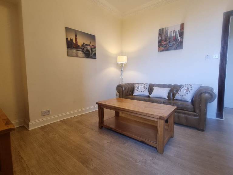Spacious 2 Bedroom Flat, 5 min walk to city centre – Parking Included
