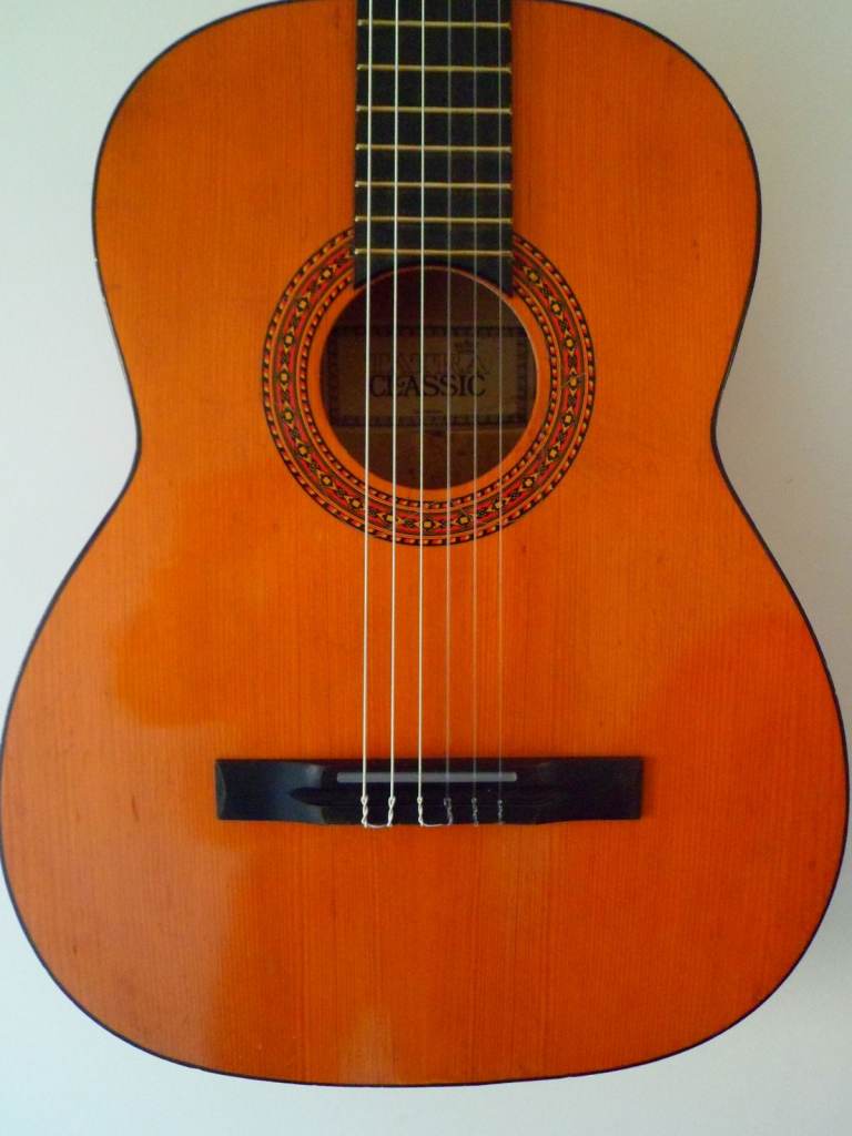 **GREAT STARTER  QUALITY  CLASSICAL  GUITAR **