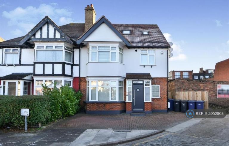 2 bedroom flat in Wentworth Park, London, N3 (2 bed) (#2952868)
