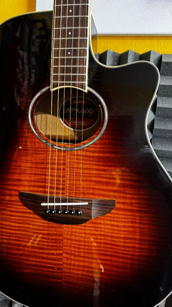 Yamaha APX 600 electro acoustic guitar
