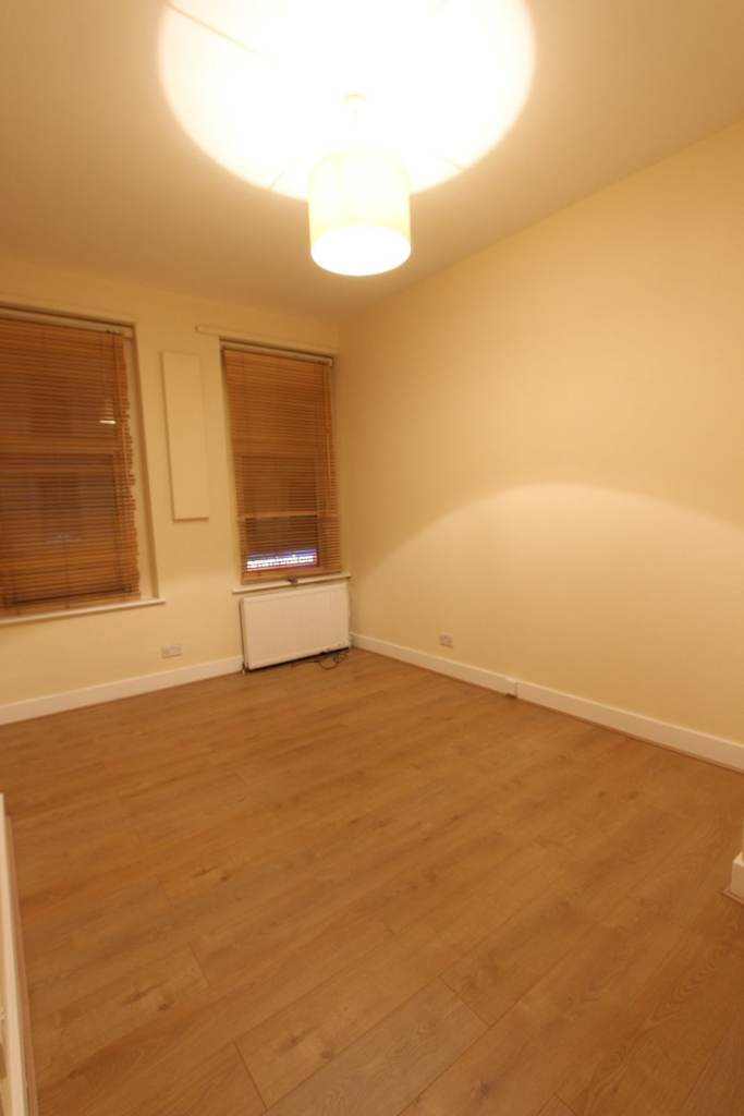 First Floor 1 bed flat  moments from WEST KENSINGTON. Available NOW. Suit Students or professionals.