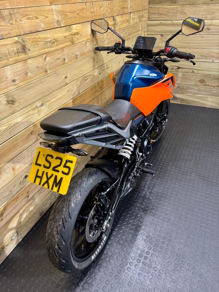 KTM Duke 125 / April 2025 model / covered 7.5k miles