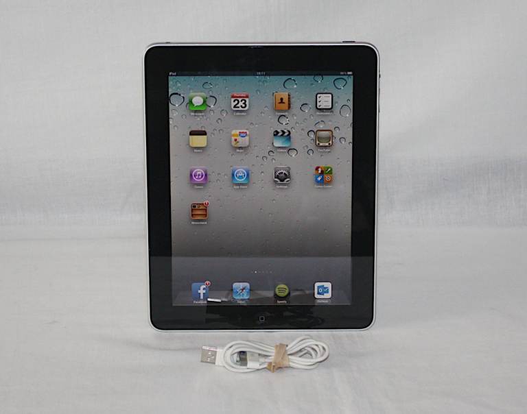 Apple iPad 1st Gen 9.7" 16GB Tablet - Black 