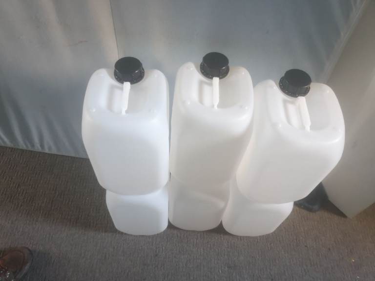 FREE 4 unused 10ltre jerry cans 