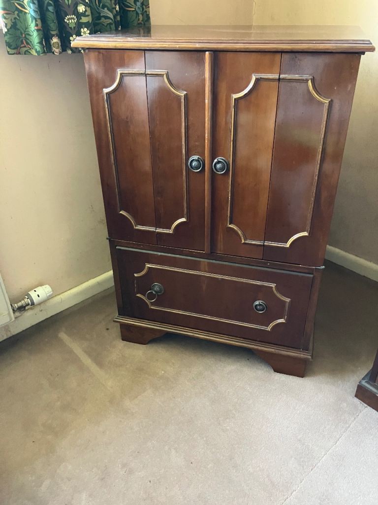 Hide away TV cabinet in beautiful mahogany.
