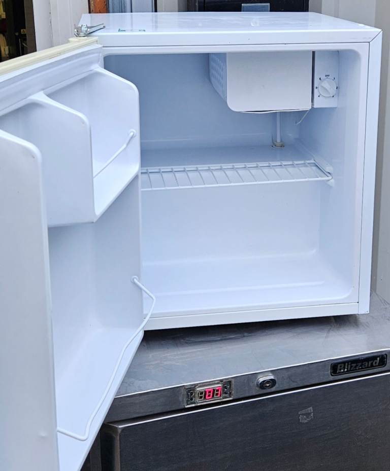 Amica FM061.3 Table top compact fridge, white
