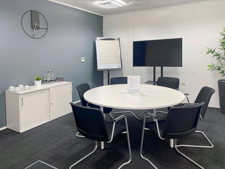 Leicester - LE191SY \ Large Office for Rent Customisable for 10 Desks
