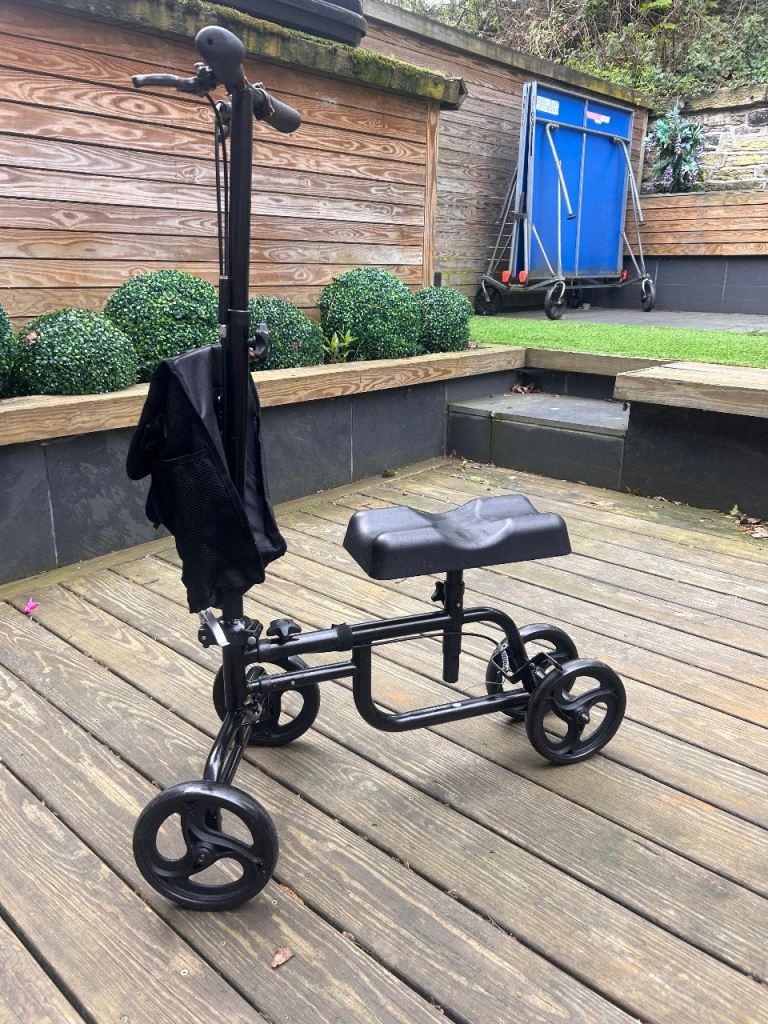 Knee Scooter with brakes and bag 
