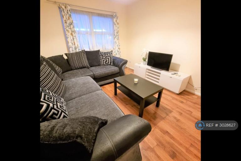 1 bedroom flat in Sycamore Court, London, SE12 (1 bed) (#3028627)