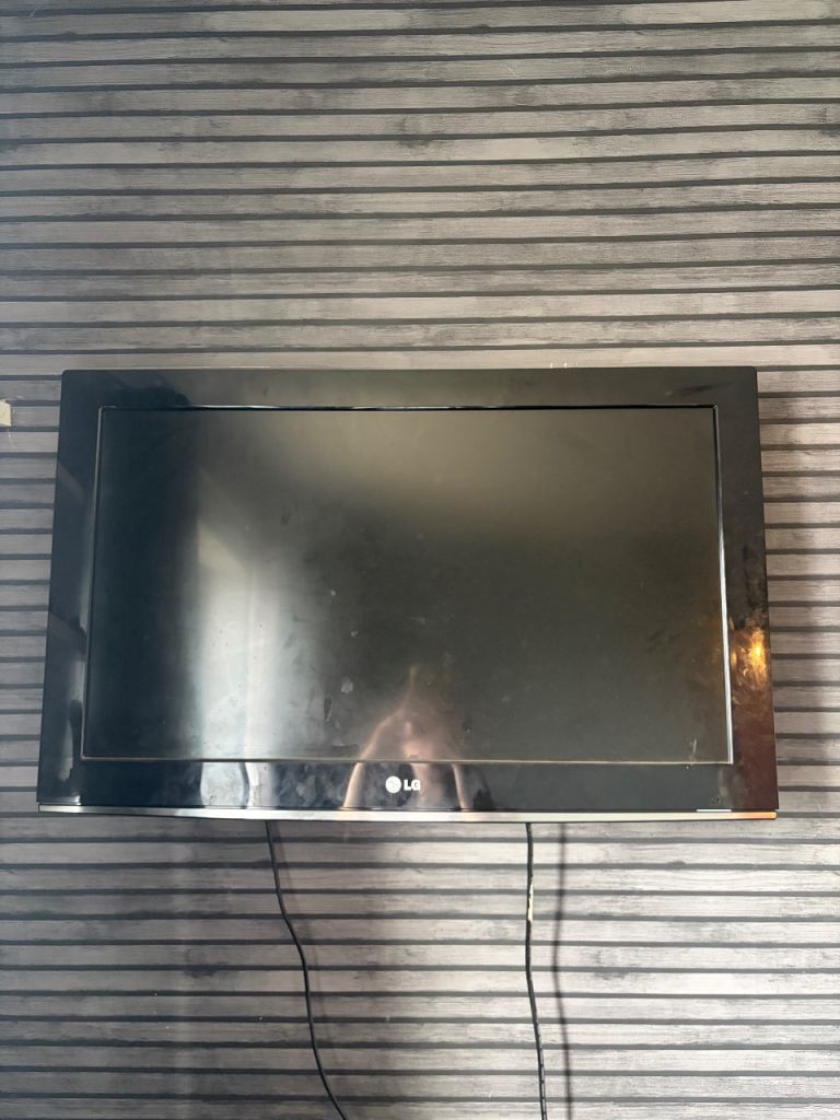 LG Flat Screen TV – Black, Good Condition