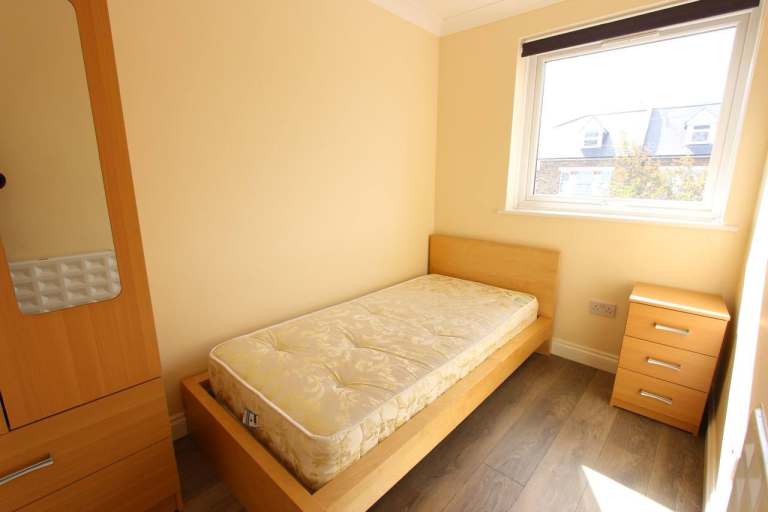 SHORT Walk to High Street. 2 BEDROOM Second Floor N12. AVAILABLE TODAY