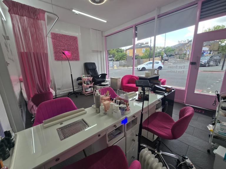 Nail station to rent 