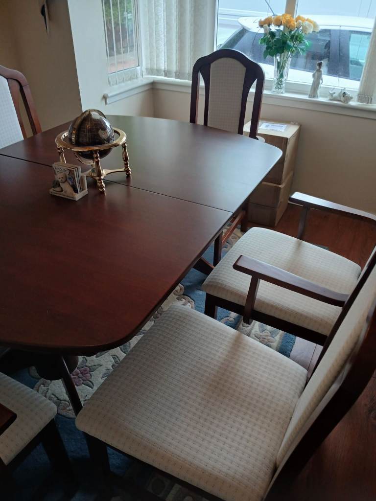 Dining  table  with  6 chairs 