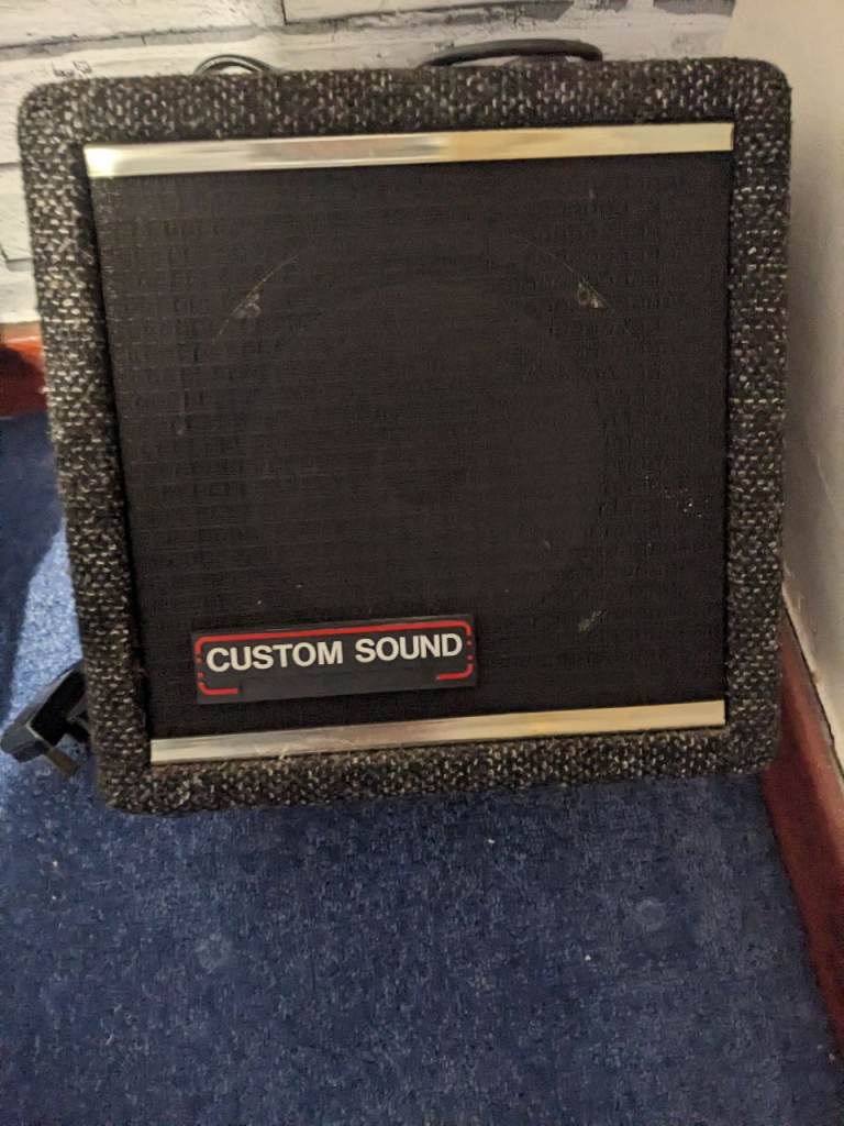 Custom Sound Guitar Amplifier – Good Condition
