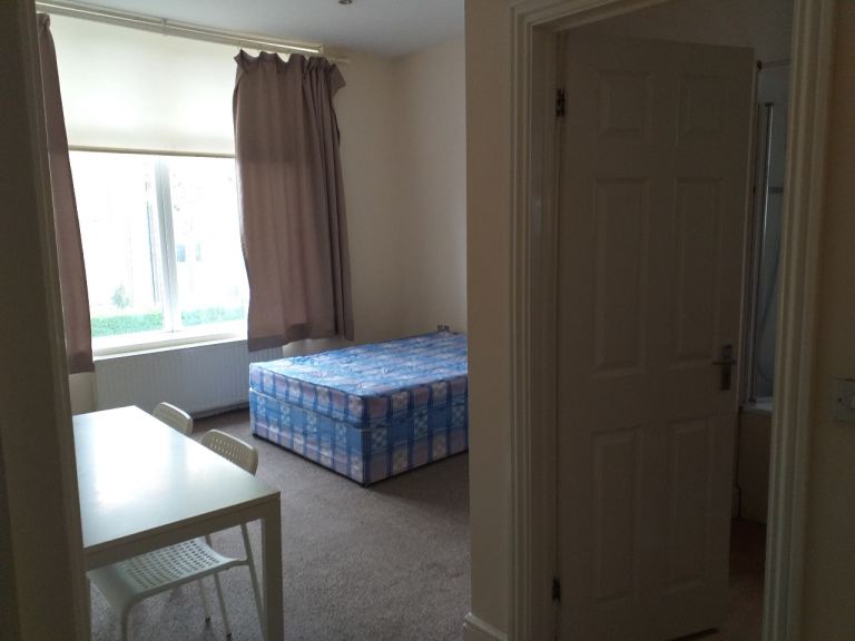 Studio First Floor, 8 Minutes Walk from Surbition Station 