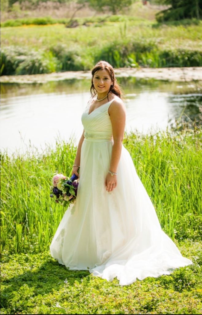 Beautiful A Line wedding dress - approx size 12