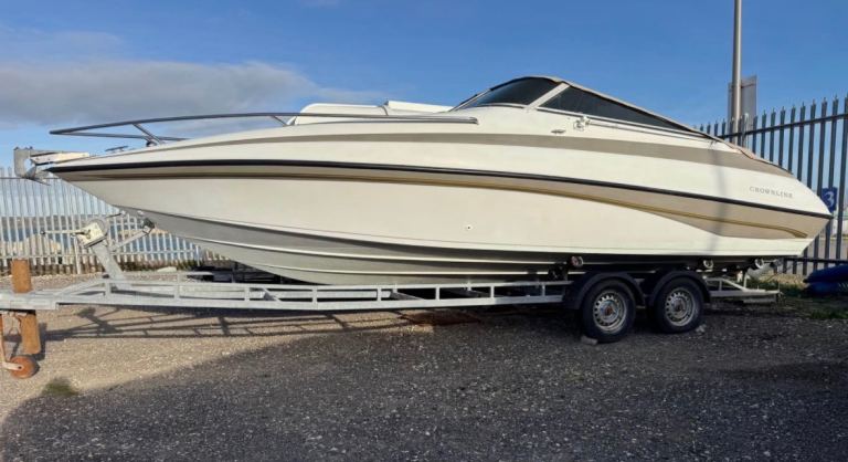 Crownline powerboat 
