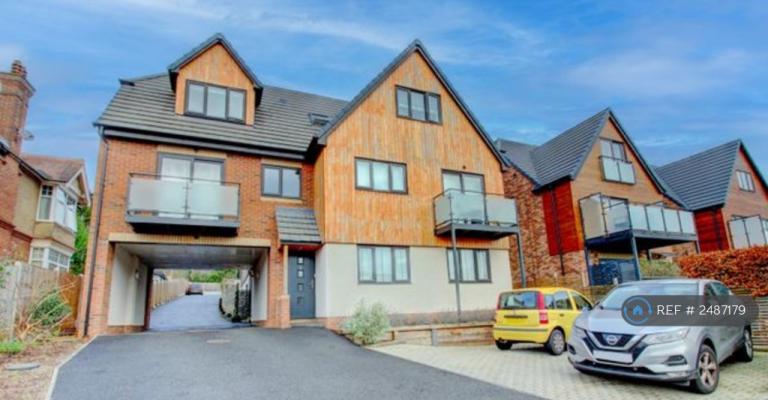 1 bedroom flat in West Wycombe Road, High Wycombe, HP12 (1 bed) (#2487179)