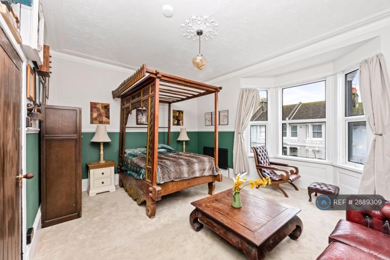1 bedroom flat in Queens Park Road, Brighton, BN2 (1 bed) (#2889309)