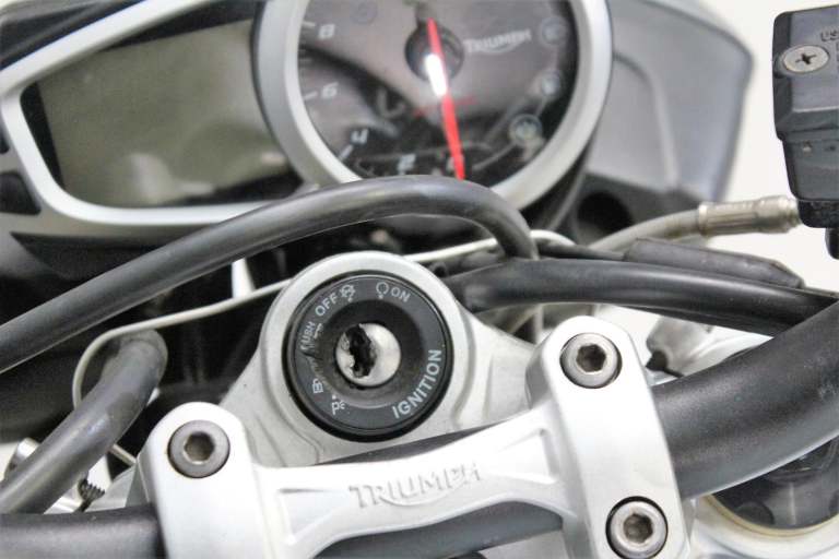 2015 15 TRIUMPH STREET TRIPLE 675 WHITE HPI CLEAR 11K NEW SHAPE TRADE SALE MOT