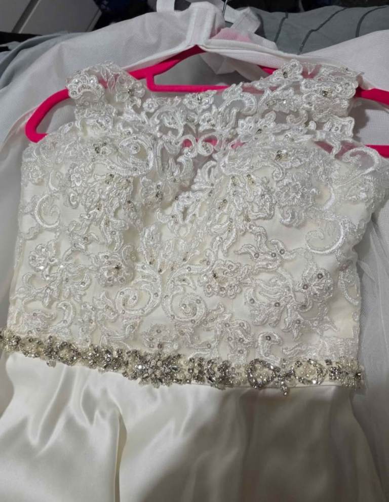 Gorgeous ivory wedding dress (size 10)