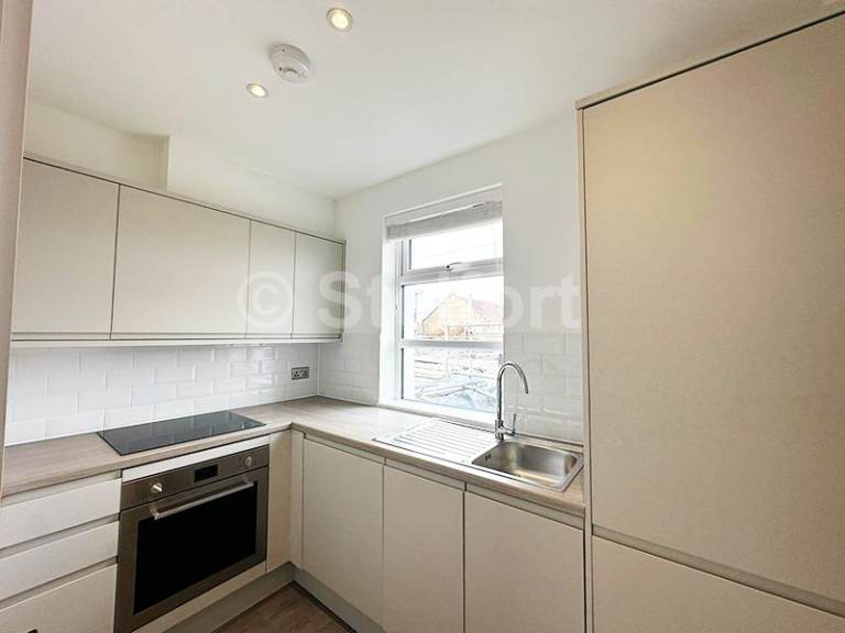 2 bedroom flat in Leytonstone Road, London E15