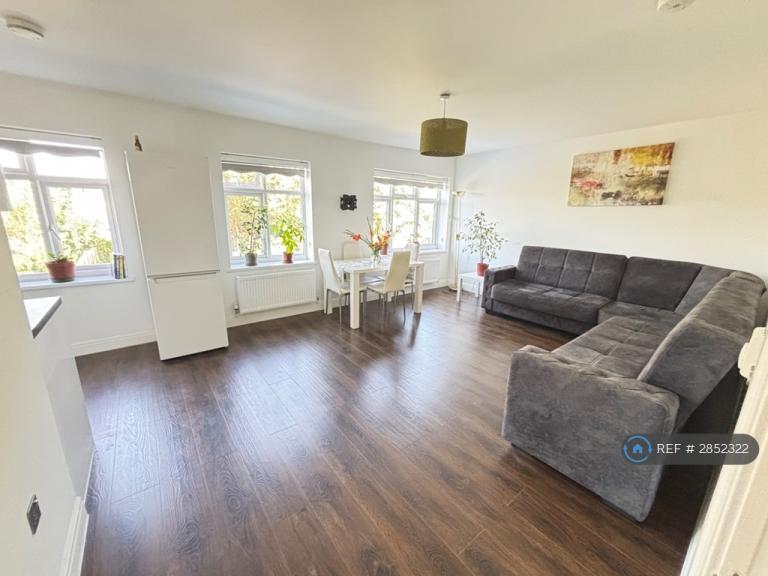 3 bedroom flat in New Road, London, N22 (3 bed) (#2852322)