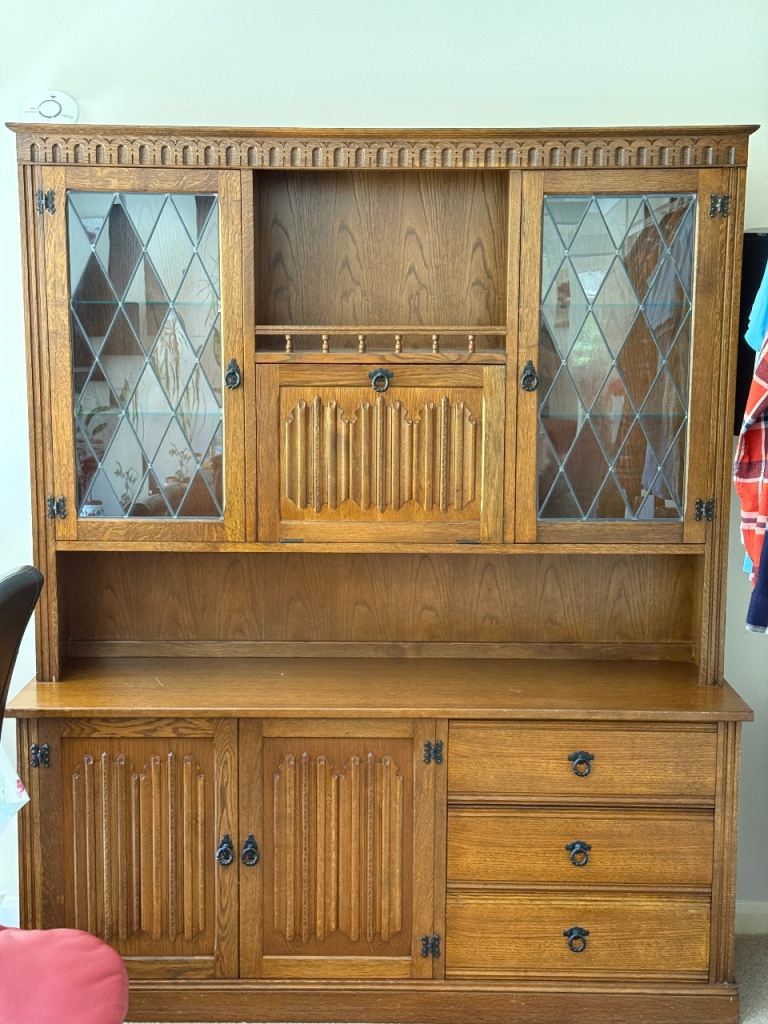 Large Oak Display Sideboard / Dresser – Leaded Glass Doors