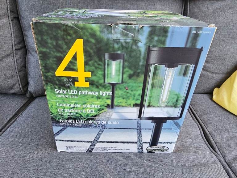HIGH QUALITY SET OF 4 SOLAR LED GARDEN LIGHTS- NEW 