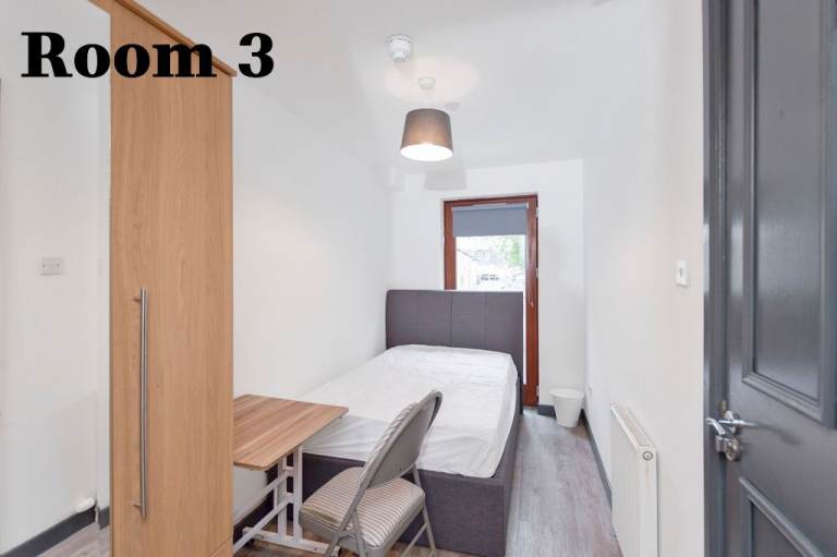 EN SUITE ROOM FOR LET: En suite bedroom available within large 8 bed townhouse in Newington