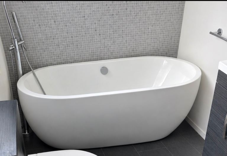 Freestanding White Bathtub – Excellent Condition