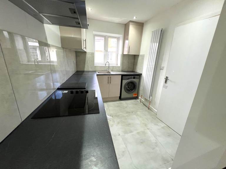 Prime Location Spacious 5/6 Bedrooms Terrace House in Chadwell Heath, Romford Drive way