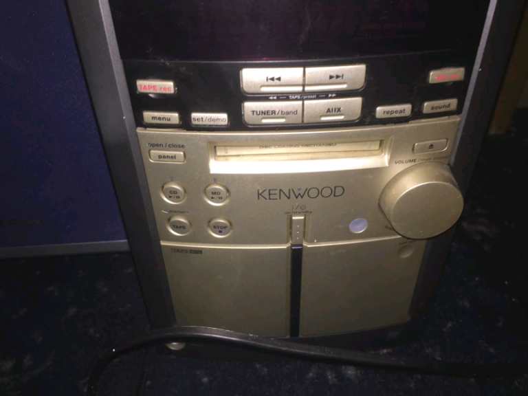 Kenwood HIFI with 2 Speakers + TV Combi + Computer+ 10 Mobile phones J