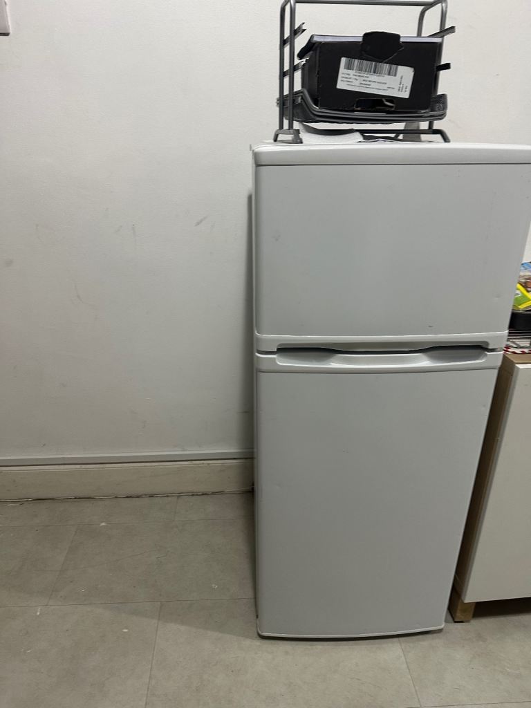  Fridge /FREEZER I N GOOD CONDITION