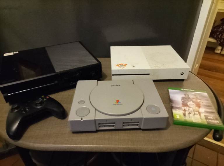 Xbox consoles ps1 controller and game