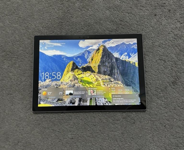 Microsoft Surface Pro 1796 (256GB SSD, Intel Core i5-7th, 2.60 GHz 8GB) Laptop