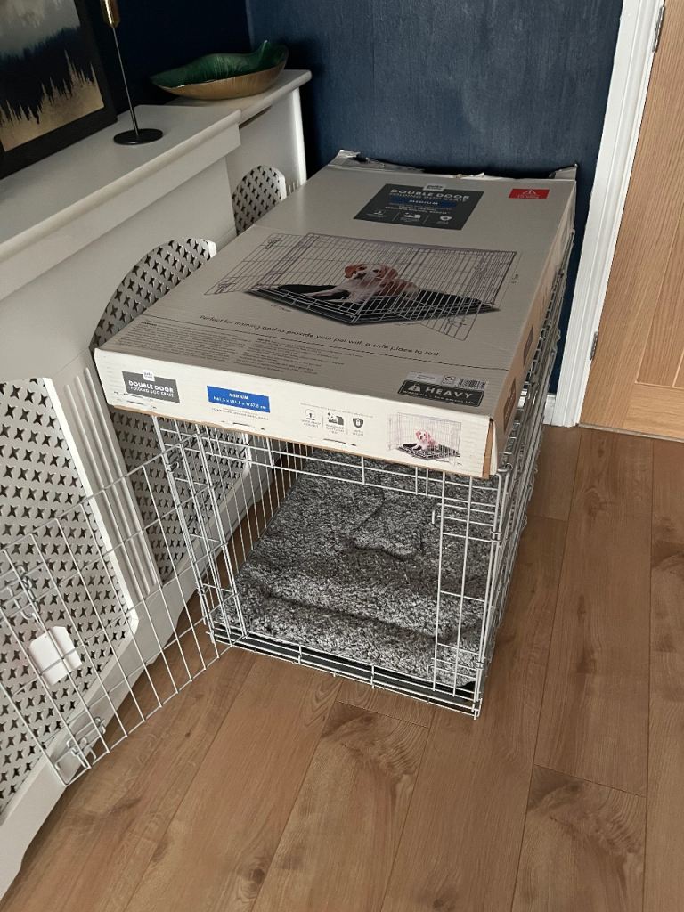 Medium double door dog crate with mat - new