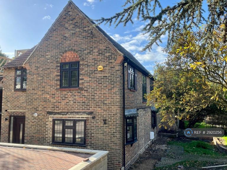 4 bedroom house in Priory Grove, Romford, RM3 (4 bed) (#2920256)