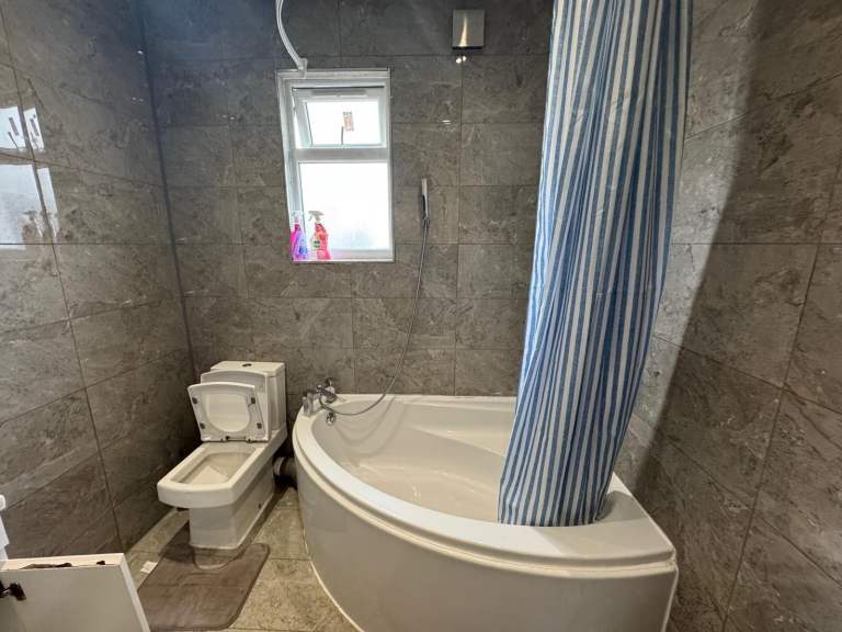 BIG DOUBLE ROOM AVAILABLE 