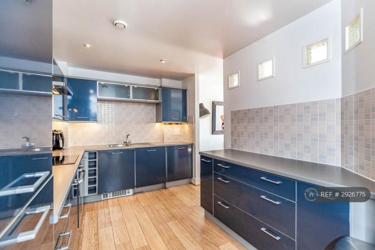 2 bedroom flat in Pavilions, Windsor, SL4 (2 bed) (#2926775)