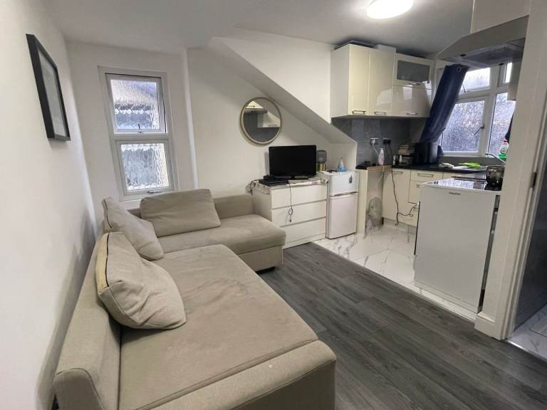 Studio flat - harlesden
