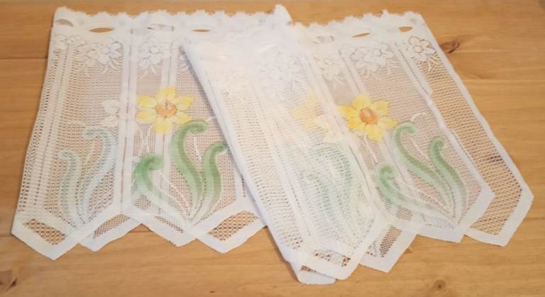 Café style net curtains-white with daffodils -New