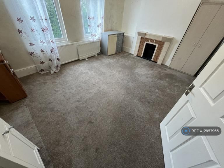 2 bedroom flat in Lambourne Road, Chigwell, IG7 (2 bed) (#2857966)