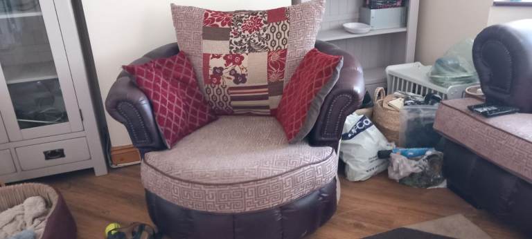 Need gone asap Comfy Swivel Armchair with Cushions – Good Condition