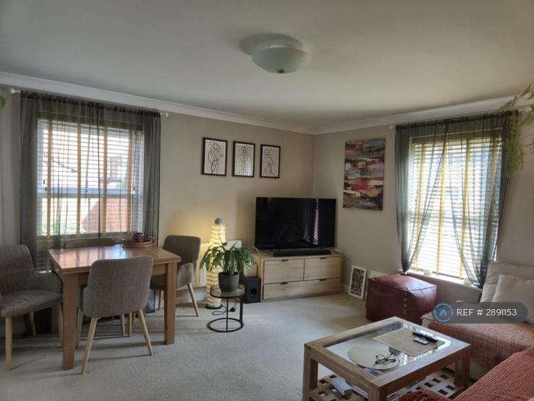 2 bedroom flat in Rockbourne Road, Sherfield-On-Loddon, Hook, RG27 (2 bed) (#2891153)