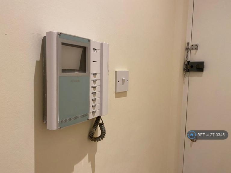 2 bedroom flat in Tower Bridge Road, London, SE1 (2 bed) (#2710345)