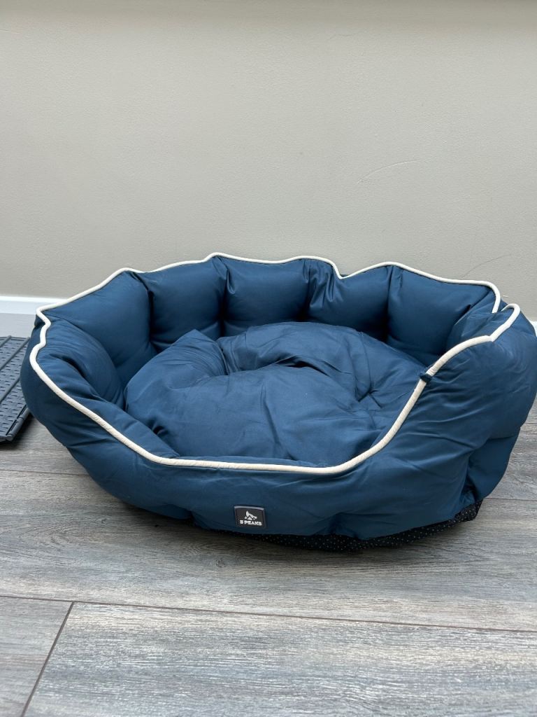 3 peaks Nevis water resistant scalloped dog bed medium